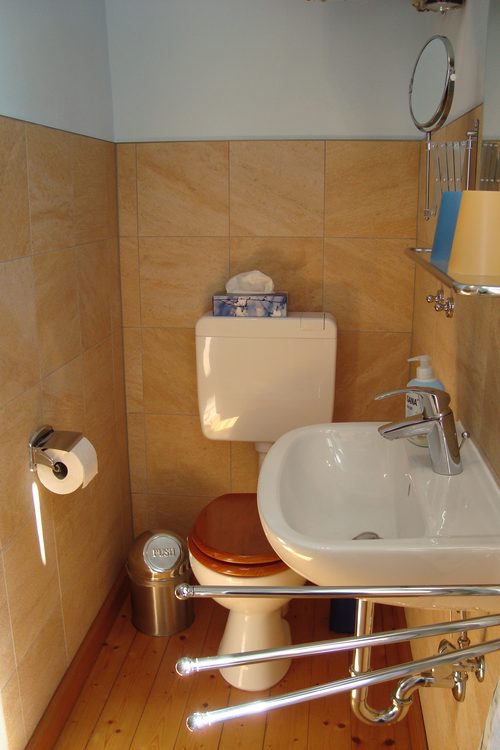 Eigenes Badezimmer mit WC und Waschbecken