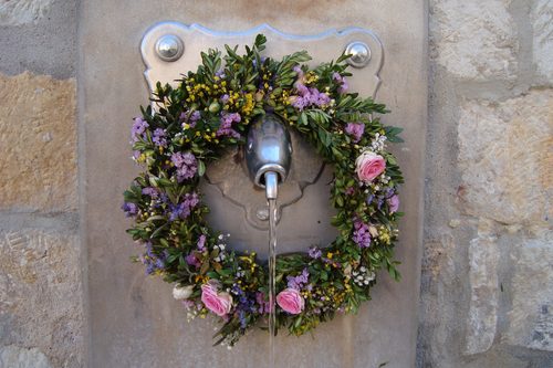 Bunter Blumenkranz am historischen Fischkopfbrunnen